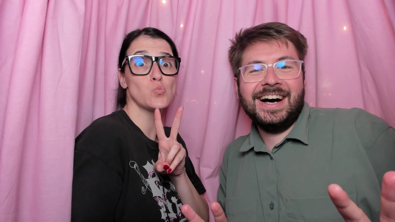 Franka i Antonio u photo boothu — peace znak i smijeh
